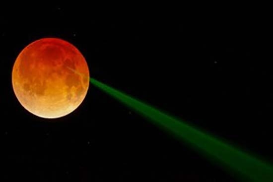 NASA explica extraño rayo verde durante la Luna roja