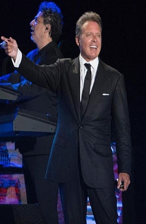 Luis Miguel apareció en foto con una chef; lo critican por “viejo”