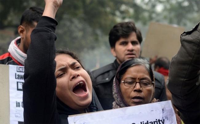 Condenan a 24 hombres por violar sesenta veces a una joven en India