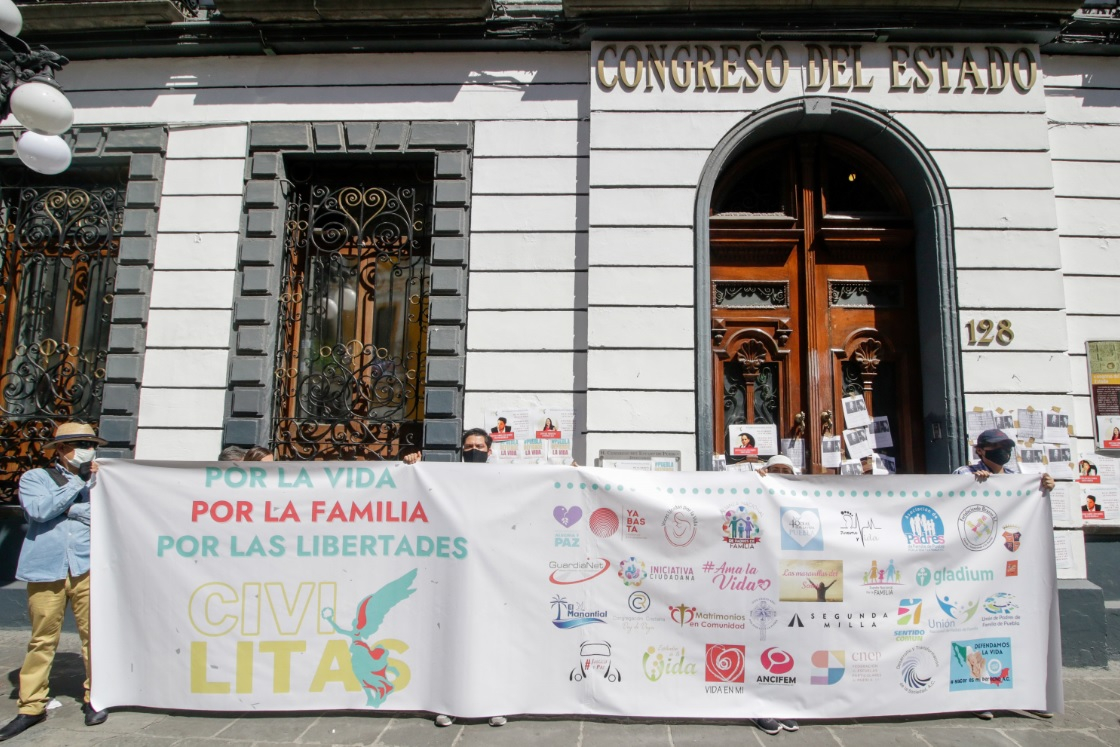 Se manifiestan contra el aborto en el Congreso de Puebla