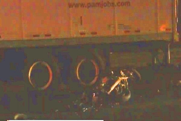 Motociclista pereció atropellado entre dos tráilers en La Resurrección