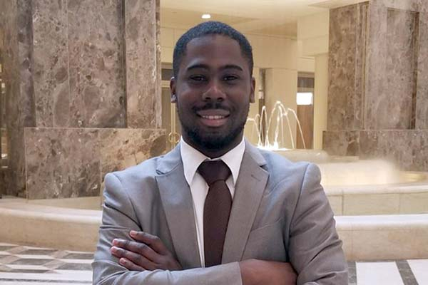 Egresado de la BUAP trabaja en la Embajada de México en Jamaica
