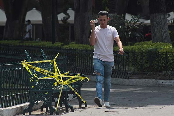 Clausuran bancas en el zócalo de Puebla para prevenir contagios de COVID-19
