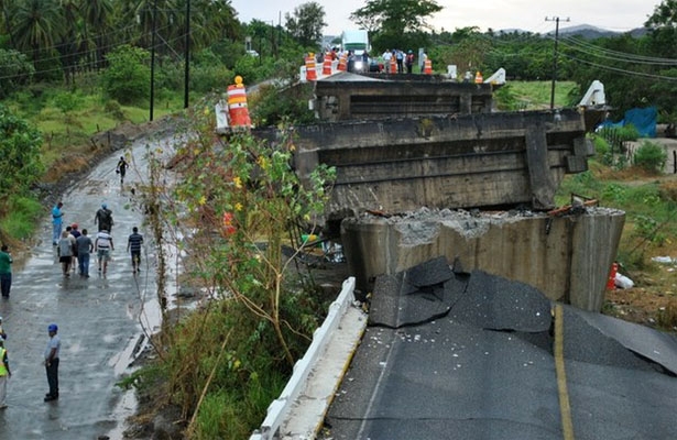 FOTOS: Colapsa puente en Tecpan, epicentro del sismo