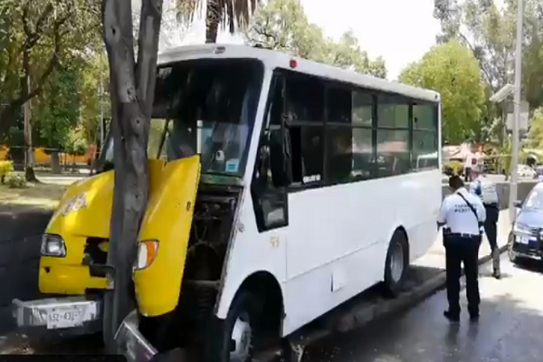 Microbús de la Ruta 68 se impactó contra árbol en el bulevar 5 de mayo