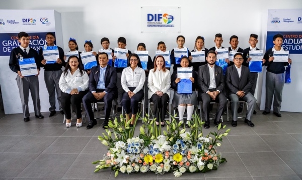 Susy Angulo de Banck entregó certificados a alumnos graduados del Centro de Día