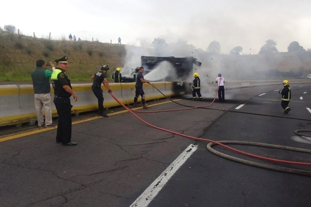 Cierre parcial de la autopista México-Puebla por incendio de camioneta