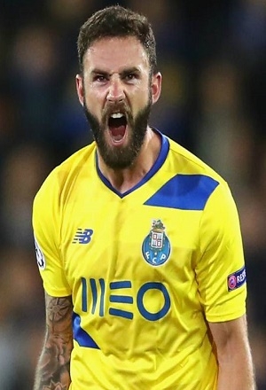 Miguel Layún llega a España; jugará en el Sevilla