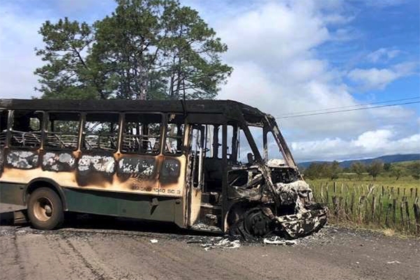 Sicarios del CJNG bloquean Michoacán y AMLO ni se inmuta