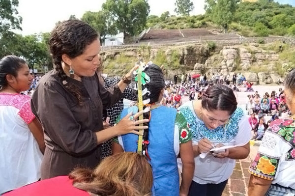 Premian en Atlixco a la mujer con la trenza más larga