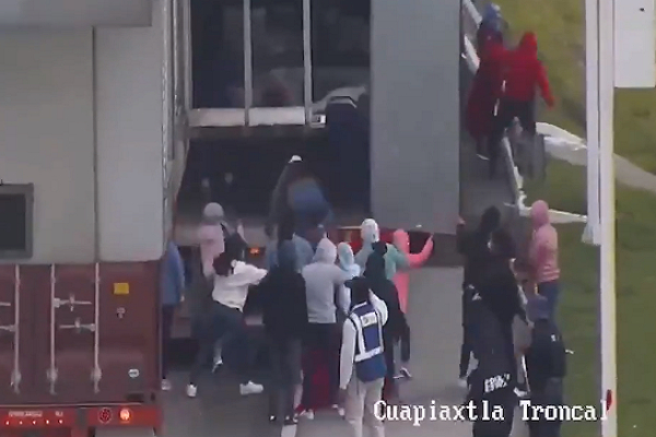 VIDEO: Así murieron dos normalistas de Teteles en la caseta de Cuapiaxtla