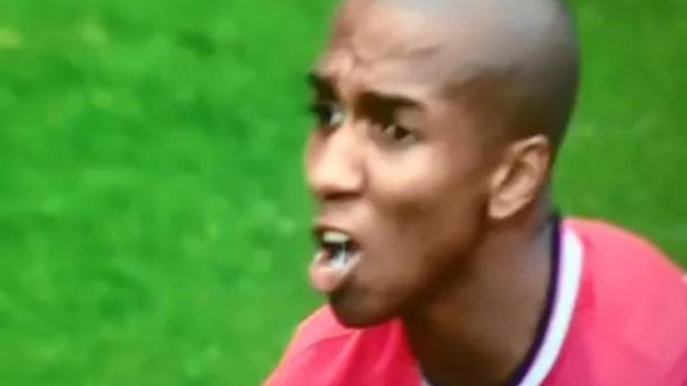 VIDEO: Ashley Young tragó escremento de paloma al caerle de las alturas