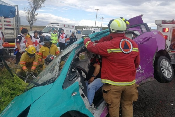 Muere trabajador de Quálitas tras volcar su vehículo en la Vía Atlixcáyotl