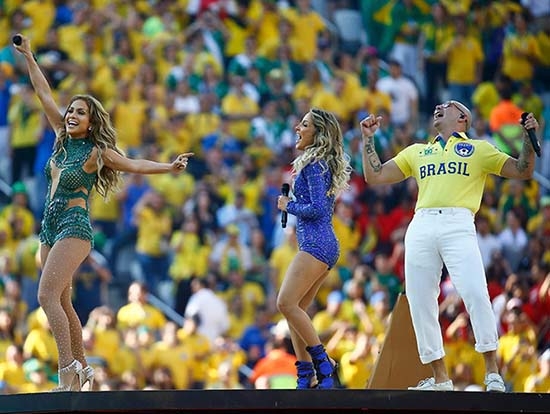 Jennifer Lopez y Pitbull dieron “show de la patada” en Brasil 2014