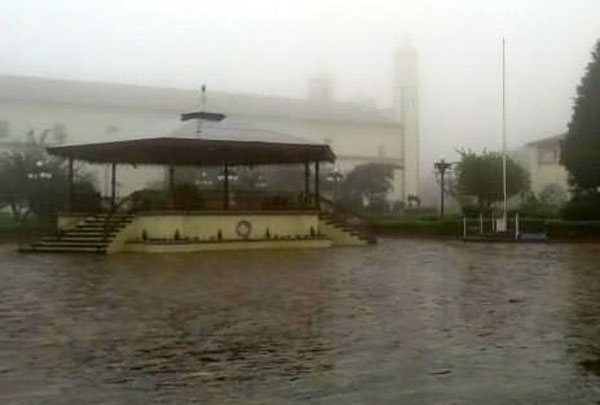 Lluvias provocan deslaves e inundaciones en la Sierra de Puebla