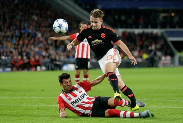 VIDEO: Héctor Moreno fracturó a jugador del Manchester United