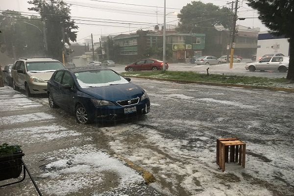 Lluvia y granizo derriban árbol e inundan colonias de Puebla
