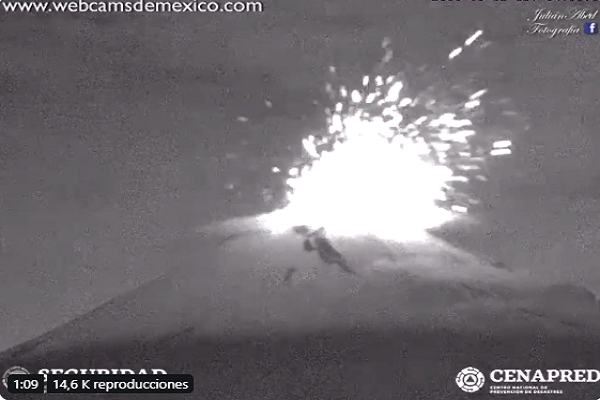 Popocatépetl expulsó material incandescente y ceniza