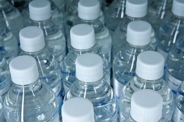 Agua embotellada cuesta mil veces más que la del grifo