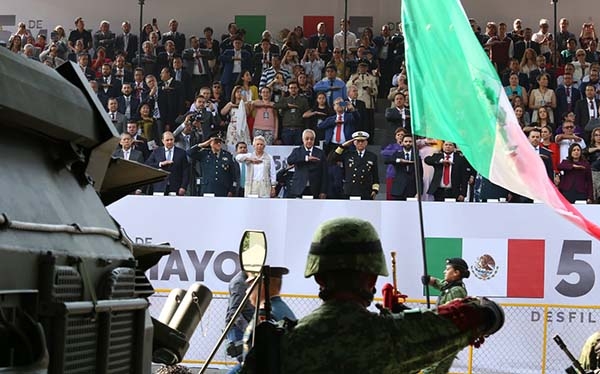 Sánchez Cordero y Pacheco Pulido encabezaron desfile del 157 aniversario de la Batalla de Puebla