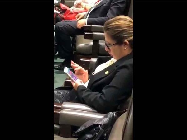 Diputada poblana de Morena captada jugando Candy Crush en plena sesión