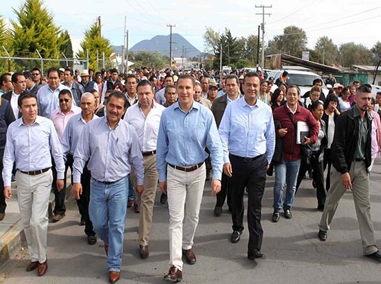 RMV inaugura Centro de Salud de Acajete y entrega apoyos a campesinos