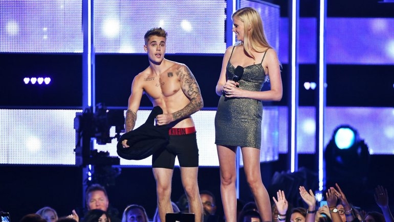 Justin Bieber se desnundó en pleno escenario