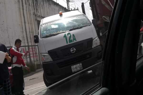 Ruta 12 quiso ganar el paso al tren y combi es embestida en Villa Frontera