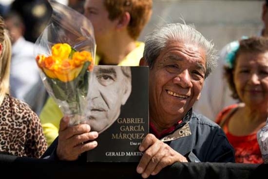 García Márquez recibe el mejor homenaje en Bellas Artes: el de sus lectores