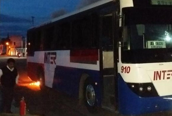 FOTOS: Se incendia autobús de pasajeros en Atlixco; no hay heridos