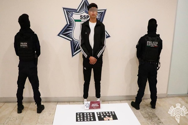 Sujeto defraudaba con trámite de licencias; es detenido en Puebla con droga