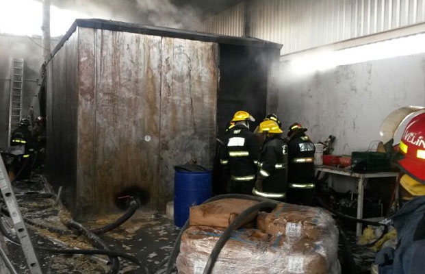 Bomberos sofocaron incendio en fábrica de veladoras de Puebla