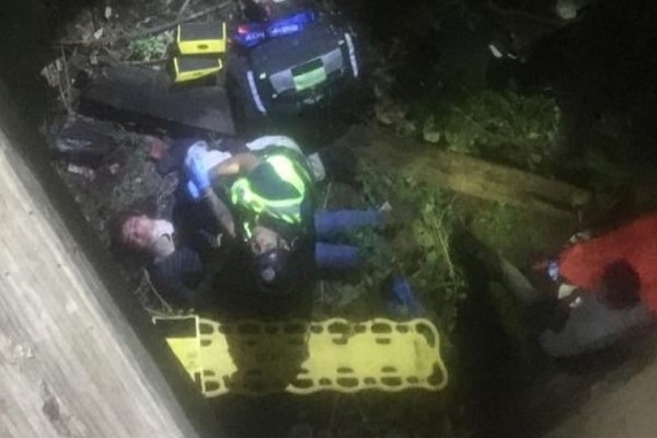 Rescatan a pareja que cayó a un pozo en inmediaciones del bulevar Forjadores