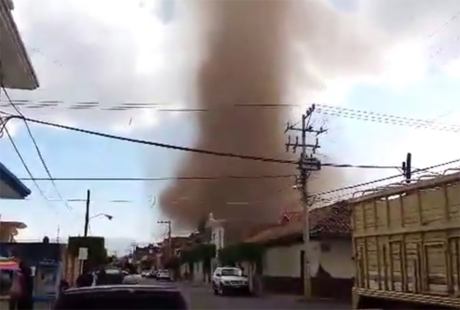 VIDEOS: Tornado dejó 200 casas afectadas en Michoacán