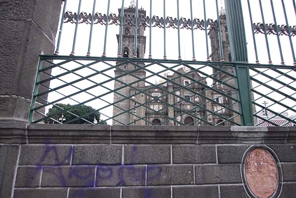 Pro abortistas grafitean edificios históricos de Puebla