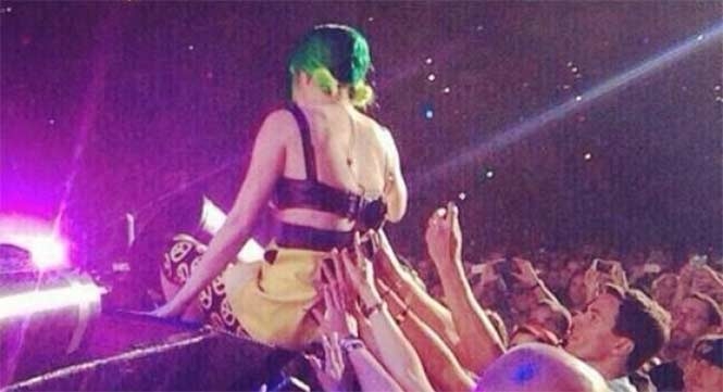 VIDEO: Katy Perry cayó sobre sus fans durante concierto