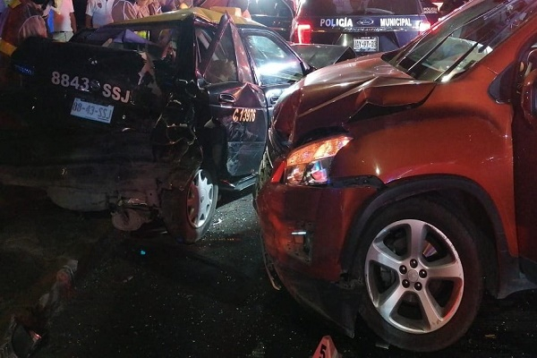 Otra colisión de patrulla de la policía municipal de Puebla; dos personas quedaron prensadas
