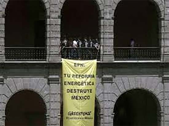 Greenpeace irrumpió en Palacio Nacional y desplegó mantas contra reforma energética