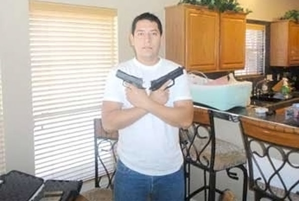 Funcionario de Coahuila presume armas en su cuenta de Facebook