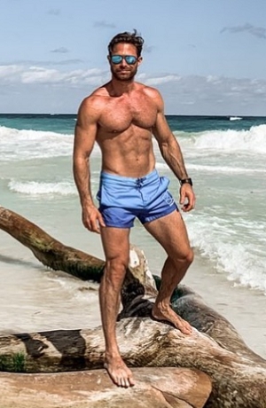 Sebastián Rulli apareció al desnudo en la playa