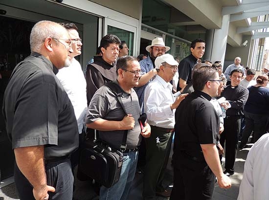 Sacerdotes de Chihuahua bloquean Palacio Legislativo contra matrimonios gay