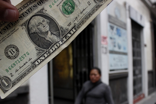 Dólar sube 23 centavos y rebasa de nuevo los 17 pesos