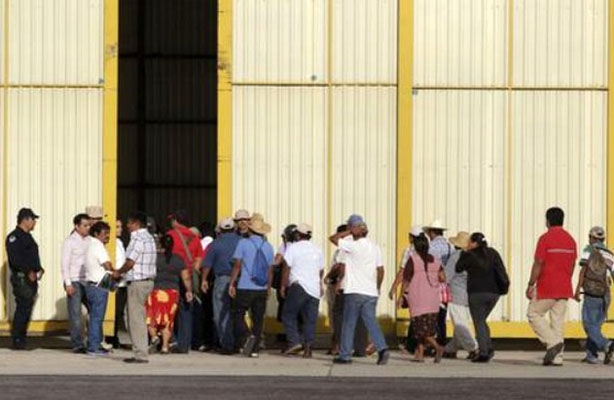 Padres de normalistas suspenden cita con PGR y CNS
