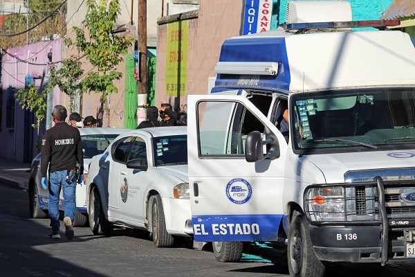 FGE Puebla realizó cateo en negocio de computación del barrio de Santiago