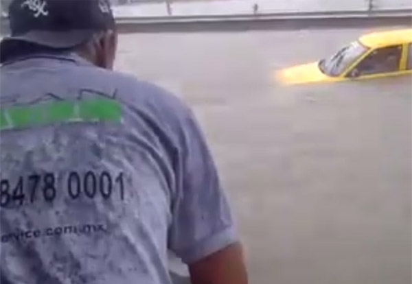 VIDEO: Rescatan a madre e hija tras inundación en Saltillo