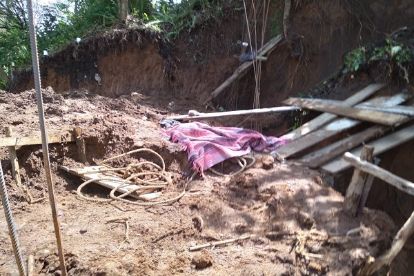 Muere un hombre al desgajarse cerro en Huauchinango