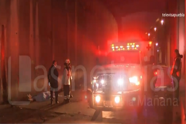 Muere hombre tras volcadura de vehículo en el distribuidor Juárez-Serdán