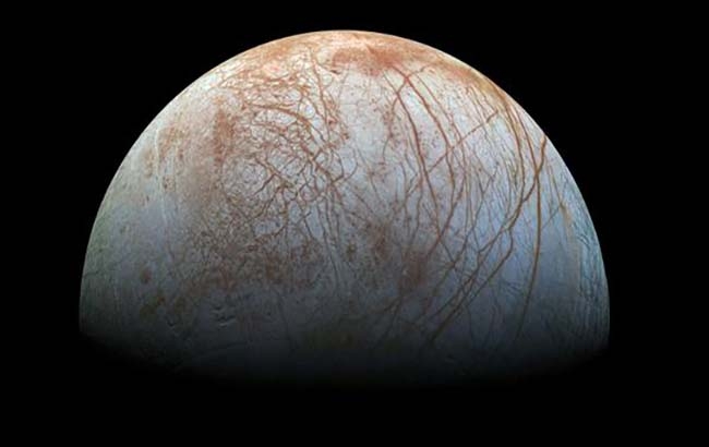 NASA revela imágenes de la luna de Júpiter helada