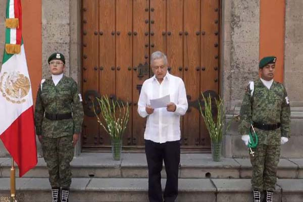 AMLO promete pensión y becas a deudos de víctimas de COVID-19
