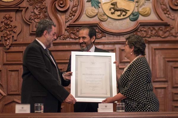 BUAP rinde homenaje póstumo a Jaime Kravzov Jinich, Doctor Honoris Causa
